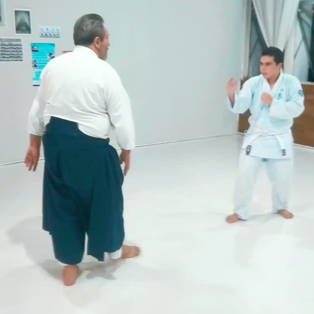 O verdadeiro objetivo do Aikido não é derrotar o oponente, mas derrotar o nosso próprio ego. É transformar conflito em harmonia e cultivar a paz, dentro e fora do tatame. 

#inteligenciaemocional #aikido #defesapessoalfeminina #atividadefisicainfantil