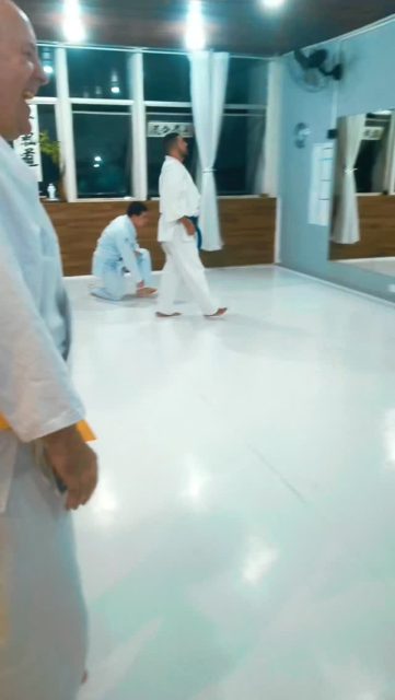 Caindo e levantando: construindo confiança a cada movimento.

#focoinfantil #amizadenotatame #aikidokids #educacaoinfantil #respeito