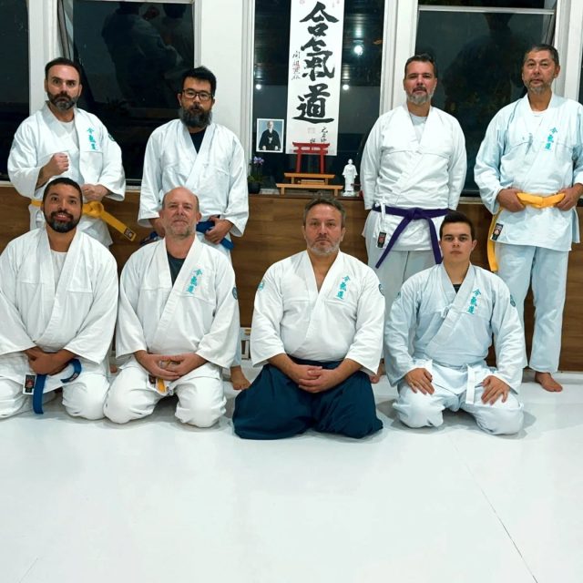 Nunca fez Aikido? Começa aqui.
Sentar no tatame é o primeiro passo. A gente respira, organiza a mente e aprende a estar presente. 
Não precisa ter força, nem experiência. Só vontade de se conhecer melhor.
Aqui você desenvolve equilíbrio, confiança e calma pra usar no dia a dia.
Vem descobrir o que o Aikido pode fazer por você.

#aikido #budo #artemarcial #defesapessoal