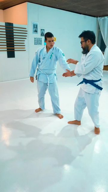 Aikido não é sobre bater. É sobre entender. 
Você não luta contra a força. Você redireciona ela.
No tatame e na vida.
#inteligenciaemocional #aikido #budo #artemarcial #naoviolencia