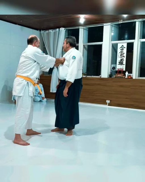 Primeiro contato com o Aikido começa no silêncio. 
Sentar, respirar, esvaziar a mente. No tatame, a gente aprende que a verdadeira força vem da calma. 
Pra iniciantes, não precisa ter experiência nem preparo físico. Só vontade de começar. 
Aqui você treina equilíbrio, postura, foco e ainda leva mais tranquilidade pro seu dia.
Vem pro tatame. Sua primeira aula te espera.

#aikido #defesapessoal  #aikidoparainiciantes #atividadefisicainfantil