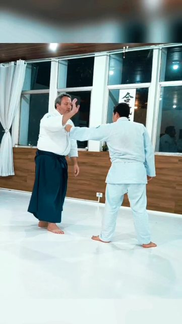 Mais do que técnica, um caminho de equilíbrio. 

No Aikido, aprendemos a não combater a força com a força, mas sim a redirecionar a energia para encontrar a harmonia. Cada treino é uma lição de autocontrole, foco e evolução pessoal, dentro e fora do tatame.
Você já conhecia a filosofia do Aikido?

#Aikido #ArtesMarciais #atividadeinfantil #DefesaPessoal #equilibriomental