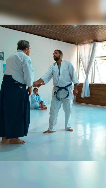 Mais do que técnica, um caminho de equilíbrio. 

No Aikido, aprendemos a não combater a força com a força, mas sim a redirecionar a energia para encontrar a harmonia. Cada treino é uma lição de autocontrole, foco e evolução pessoal, dentro e fora do tatame.
Você já conhecia a filosofia do Aikido?

#Aikido #ArtesMarciais #atividadeinfantil #DefesaPessoal #EquilibrioMental